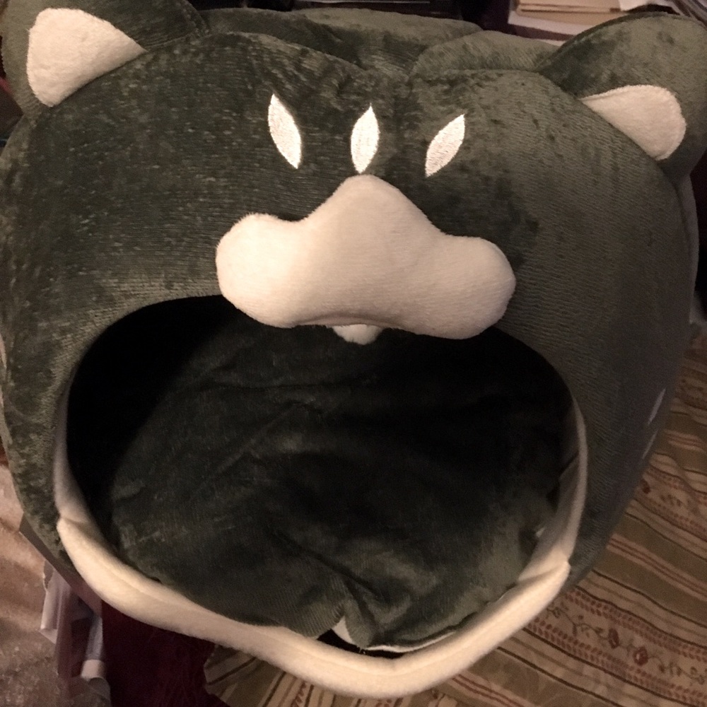 “Cat”-cat bed with cushion & hanging toy. Dark Olive Green Color Size Large NWT
